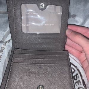 Grey Michael Kors Wallet 🔻🔻🔻🔻🔻🔻